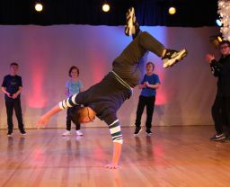 Afbeelding over activiteit: (11-12J) Breakdance